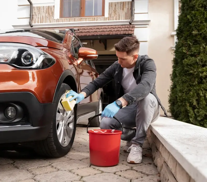 Lavage auto à domicile Alleyrac : professionnel intervenant sur un véhicule